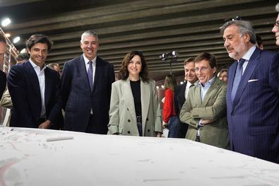 En un evento celebrado en el túnel que conectará Ifema con Valdebebas en el trazado, la presidenta de la Comunidad de Madrid, Isabel Díaz Ayuso, y el alcalde de Madrid, José Luis Martínez-Almeida, han colocado la primera piedra de 'Madring', que este viernes ha presentado las características de un circuito 'complicado, técnico y con partes emblemáticas'.
