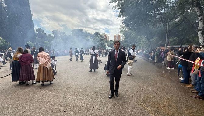 El concejal del distrito, José Antonio Martínez Páramo, ha asistido a esta recreación en la que han participado más de 150 figurantes, además de voluntarios de diferentes edades.