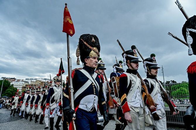El desfile conmemorativo este año ha estrenado una nueva ubicación, con el punto de partida en Príncipe Pío y finalización en el puente del Rey.