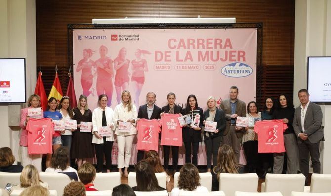 Las deportistas Azucena Díaz y Carmen Giménez han sido las encargadas de presentar el dorsal de la prueba, así como la camiseta que recibirán todas las corredoras que compondrán esta ‘marea rosa’ de la Carrera de la Mujer, en la que está prevista la presencia de 36.000 participantes.