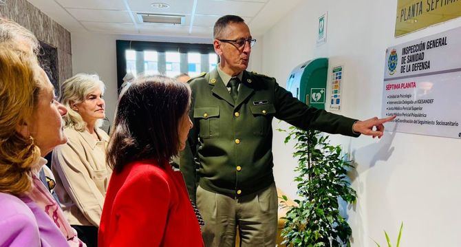 La ministra Margarita Robles durante su visita al Centro de Coordinación de Seguimiento Sociosanitario (CECOSS), la Junta Médico Pericial y el Centro de Vacunación Internacional (CVI), en el Hospital Central de la Defensa Gómez Ulla, en Madrid.