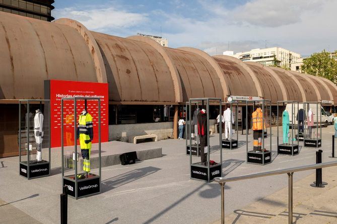 Esta exposición temporal es una experiencia inmersiva que incluye las prendas más representativas de la marca Vellilla y contenido interactivo sobre las personas que las visten. La muestra ha estado abierta al público de forma gratuita y a pie de calle, del 29 de abril al 5 de mayo, en la explanada de Nuevos Ministerios.