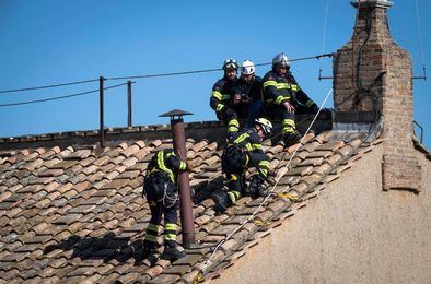 Tras cada votación saldrá humo por la chimenea. Si no se ha elegido ningún Papa, el humo será negro y si ya se ha escogido al sucesor de Francisco, la fumata saldrá blanca. Habrá dos votaciones por la mañana y dos por la tarde (en total, cuatro), con fumatas al final de la mañana y de la tarde, a menos que la elección se produzca antes de lo previsto, en cuyo caso el proceso se adelantaría.