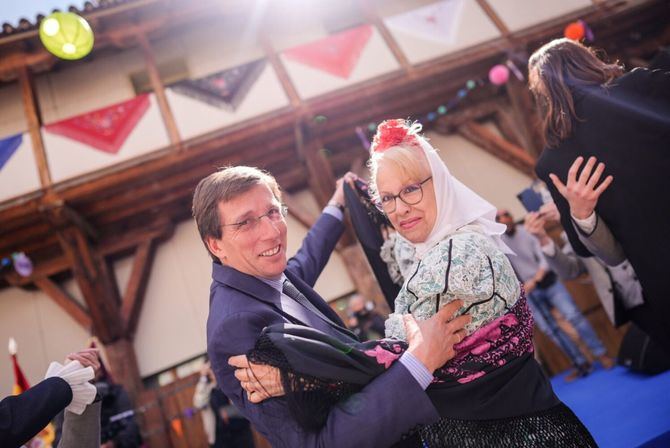 El alcalde ha animado a todos los madrileños “a celebrar San Isidro a través de la cultura y las tradiciones”, recordando que hace 400 años que se nombró a este santo protector de la ciudad y que “con el paso del tiempo no ha cambiado lo mejor que tiene esta ciudad: los madrileños”. 