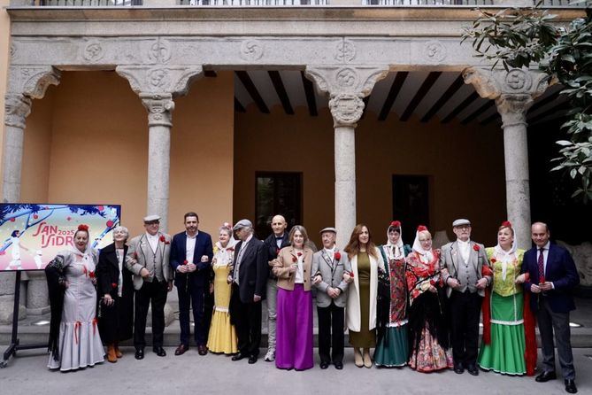 La iniciativa, que incluye como novedad tallas infantiles, busca impulsar la moda castiza como parte del patrimonio cultural madrileño.