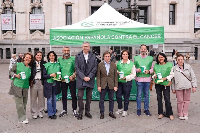 El alcalde de Madrid, José Luis Martínez-Almeida, ha acudido a la mesa instalada en el Ayuntamiento; la ministra de Sanidad, Mónica García, ha mostrado su apoyo visitando la mesa situada frente al Ministerio; y en la puerta del Sol, sede de la Presidencia de la Comunidad de Madrid, ha estado presente la consejera de Sanidad, Fátima Matute.