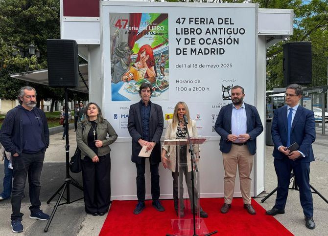 El concejal del distrito de Centro, Carlos Segura,inauguraba la 47ª edición de esta feria, que estará abierta hasta el 18 de mayo, animando a la ciudadanía a 'fomentar hábitos de lectura en lugares tan idílicos como el paseo de Recoletos'.