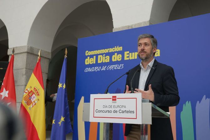 El consejero de Presidencia, Justicia y Administración Local, Miguel Ángel García Martín, ha entregado este lunes los galardones, en un acto celebrado en la Real Casa de Postas.