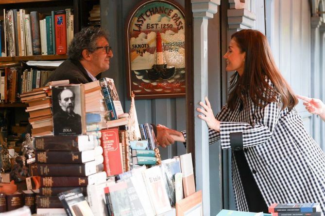 Durante el recorrido, la Reina Letizia ha mantenido un encuentro con los libreros y los socios de honor de la asociación ciudadana Soy de la Cuesta, que promueve la visibilidad de esta feria literaria única en Europa.