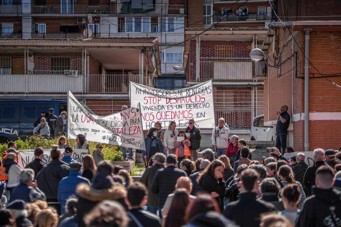 La vecindad reclama una 'solución digna' para las familias que siguen residiendo en los bloques originales de la UVA de Hortaleza, un barrio levantado en 1963 como solución temporal para familias expropiadas por el franquismo.