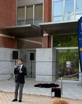 El concejal del distrito, José Antonio Martínez Páramo, ha asistido a la actuación, celebrada al aire libre frente al Centro Cultural La Vaguada.