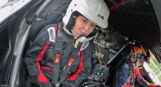 A bordo del Ford Raptor T1+, el vehículo con el que Sainz compitió en el último Dakar, Díaz Ayuso ha comprobado la velocidad a la que podrán llegar los monoplazas a partir de 2026. 