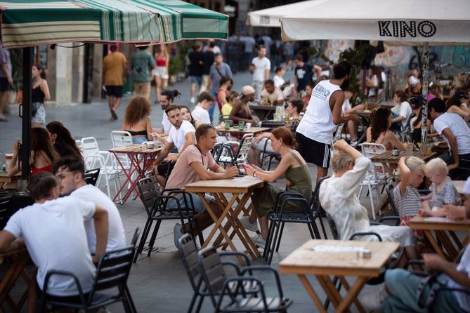 Esta iniciativa, que busca proteger al turismo y la hostelería, se enmarca en una enmienda a la Ley de Servicios de Atención a la Clientela que, actualmente, está en fase final de tramitación parlamentaria, para modificar la modificar la Ley General para la Defensa de los Consumidores.