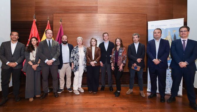Orúe, acompañada de la delegada de Cultura del Ayuntamiento de Madrid, Marta Rivera de la Cruz, y viceconsejero de Cultura, Turismo y Deporte, Luis Martín Izquierdo, junto a representantes de instituciones públicas y entidades colaboradoras, durante la presentación de la 84ª FLMadrid.