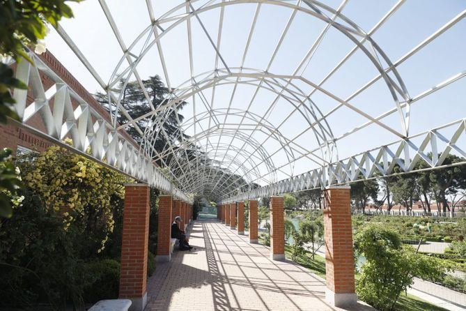 Se han restaurado las pérgolas metálicas, la pérgola de piedra caliza con estanque, el vallado y la pavimentación, devolviéndolos a su estado original.