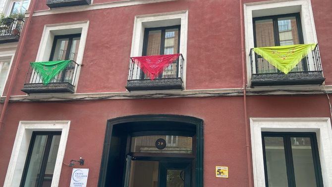 En la Residencia Gravina (en el barrio de Chueca del distrito de Centro), la celebración ha tenido lugar el miércoles, 14 de mayo, en la terraza del centro, situada en la quinta planta, donde se ha disfrutado de una verbena con vistas a Madrid, acompañada de comida tradicional y rosquillas del Santo.