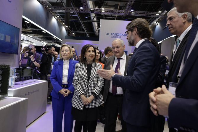 La ministra de Defensa de España, Margarita Robles, visitó el espacio de Indra durante la inauguración de FEINDEF 2025, junto a José Vicente de los Mozos, CEO de Indra Group, donde asistió a una demostración de ciberdefensa en su sala inmersiva.