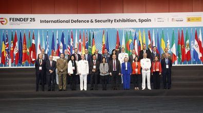 El acto inaugural estuvo presidido por Ángel Olivares, presidente de la Fundación Feindef, y contó con la participación de Ricardo Martí Fluxá, presidente de TEDAE, y Gerardo Sánchez Revenga, presidente de AESMIDE. También contó con la asistencia de la ministra de Defensa, Margarita Robles; el ministro de Industria y Turismo, Jordi Hereu; la secretaria de Estado de Defensa, María Amparo Valcarce, y Esperanza Casteleiro, secretaria de Estado directora del Centro Nacional de Inteligencia (CNI), junto a los Jefes de Estado Mayor de los tres ejércitos.