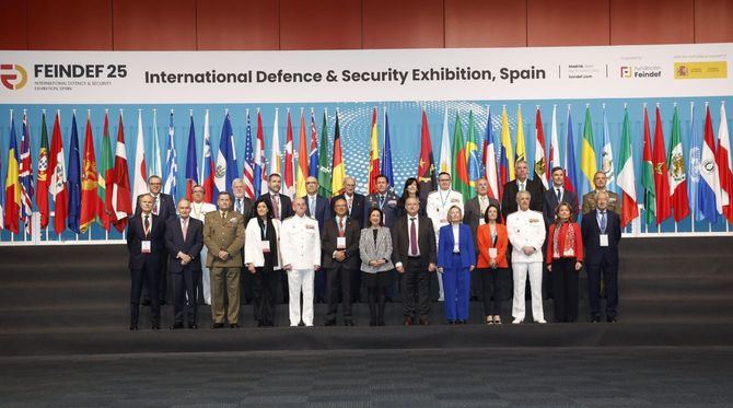 El acto inaugural estuvo presidido por Ángel Olivares, presidente de la Fundación Feindef, y contó con la participación de Ricardo Martí Fluxá, presidente de TEDAE, y Gerardo Sánchez Revenga, presidente de AESMIDE. También contó con la asistencia de la ministra de Defensa, Margarita Robles; el ministro de Industria y Turismo, Jordi Hereu; la secretaria de Estado de Defensa, María Amparo Valcarce, y Esperanza Casteleiro, secretaria de Estado directora del Centro Nacional de Inteligencia (CNI), junto a los Jefes de Estado Mayor de los tres ejércitos.