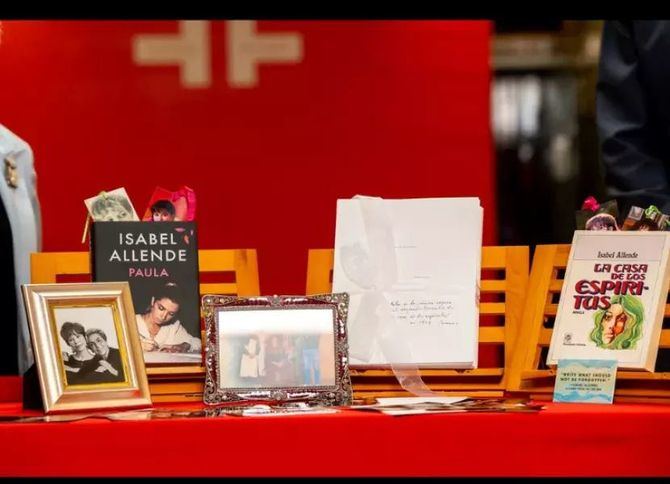 El depósito se completa con una fotografía con su madre y otras imágenes con personalidades que han pasado por su vida, como el Dalai Lama, el expresidente de Estados Unidos Barack Obama, el actor Antonio Banderas y con el conjunto del elenco de la adaptación cinematográfica de 'La casa de los espíritus', entre ellos Jeremy Irons, Glenn Close o Meryl Streep. 