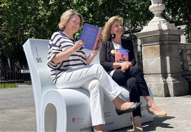 La delegada de Economía, Innovación y Hacienda, Engracia Hidalgo, acompañada de la titular de Cultura, Turismo y Deporte, Marta Rivera de la Cruz, ha dado hoy el pistoletazo de salida a ‘El libro que tienes en tu cabeza 2025’.