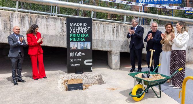 El chef Ferrán Adrià y el rector de la Universidad Pontificia Comillas, Antonio Allende, han sido los encargados de inaugurar las obras con la colocación de la primera piedra este lunes, con la asistencia de la delegada de Turismo del Ayuntamiento de Madrid, Almudena Maíllo, y la concejala del distrito de Chamartín, Yolanda Estrada, además de Dolores Carrillo, vicerrectora de Relaciones Institucionales, Organización y Secretaria General de Comillas, y Antonio Obregón, director Ejecutivo de MACC.