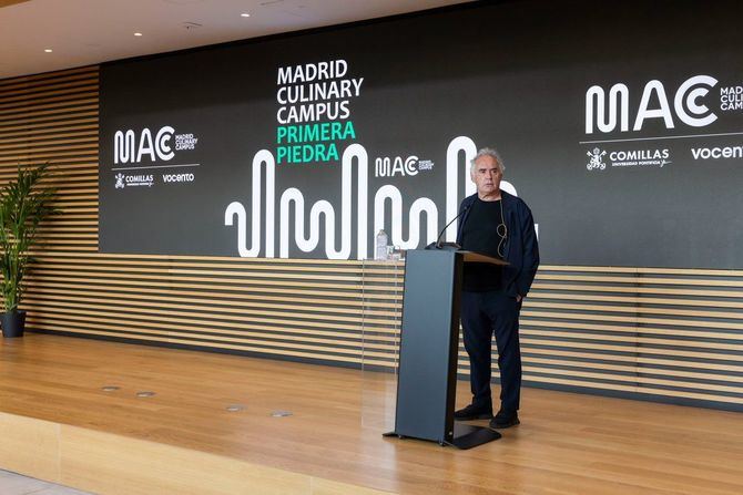'Es un día histórico. Me propusieron el proyecto y puse de condición que fuese ambicioso. La educación es vital', ha expreesado Adrià, remarcando el enfoque transversal del campus, que contará con la participación de todas las facultades y escuelas de la institución.