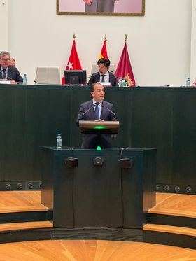 En edificios residenciales no ubicados en calles comerciales, podrá haber pisos turísticos siempre que el uso de todo el inmueble se destine a esta actividad; sólo se otorgará la licencia durante un plazo de 15 años y después volverá a ser para uso residencial.