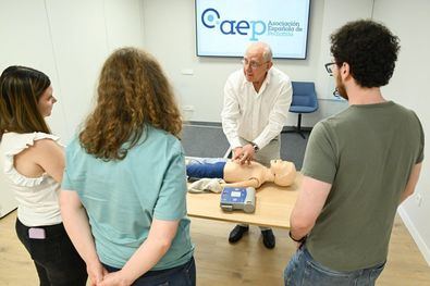 'Más del 80% de los casos de atragantamiento o ahogamiento ocurren en presencia de adultos que no saben cómo reaccionar. Aprender qué hacer, salva vidas', aseguran desde la AEP.