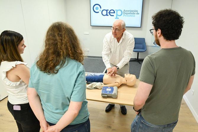 'Más del 80% de los casos de atragantamiento o ahogamiento ocurren en presencia de adultos que no saben cómo reaccionar. Aprender qué hacer, salva vidas', aseguran desde la AEP.