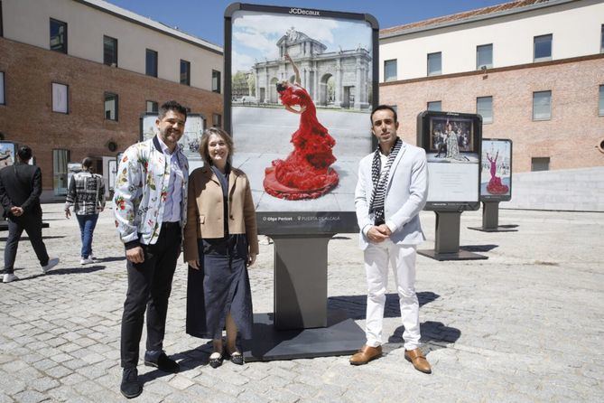 La delegada de Cultura, Turismo y Deporte, Marta Rivera de la Cruz, durante la inauguración, en el Centro de Cultura Contemporánea Condeduque, de la exposición de fotografía 'bailArte Madrid', una producción propia de la Bienal Flamenco Madrid que puede visitarse hasta el 8 de junio, con acceso libre. 