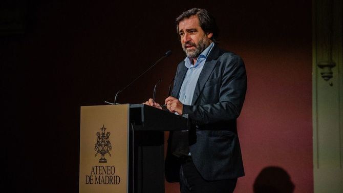 Luis Arroyo, líder del Grupo 1820, ha sido reelegido presidente del Ateneo de Madrid con 407 votos. Las elecciones contaron con la participación de 620 socios para renovar la mitad de la Junta de Gobierno. Arroyo superó a sus competidores, Miguel Pastrana y María Teresa Pedraza, con 97 y 95 votos, respectivamente.