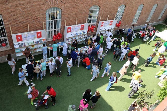 Por tercer año consecutivo y en el marco del programa 'El vaivén de la Feria', parte del equipo de la Feria, encabezado por Eva Orúe, su directora, se ha desplazado este jueves hasta el Hospital Infantil Universitario Niño Jesús para recordar que los libros y la lectura también cuidan.  