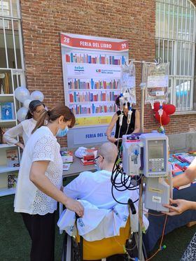 La Feria del Libro sale del Retiro un día antes de su apertura y lleva la literatura al jardín del Hospital Niño Jesús