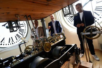 El consejero de Presidencia, Justicia y Administración Local, Miguel Ángel García Martín, ha acompañado al viceconsejero de Presidencia del Gobierno de Canarias, Alfonso Cabello, y de la Actividad Física y Deportes, Ángel Sabroso, a visitar este símbolo de los madrileños.