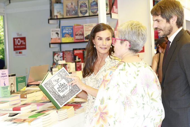 Doña Letizia ha inaugurado la Feria del Libro de Madrid,  que se celebra en el parque de El Retiro, y que este año colabora con la Feria Internacional del Libro de la Ciudad de Nueva York, centrada en la difusión de literatura en español con la iniciativa 'Nueva York ilumina la feria'.