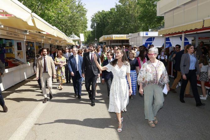 Durante la inauguración, la Reina ha estado acompañada por el ministro de Cultura, Ernest Urtasun; el secretario general Iberoamericano, Andrés Allamand; el alcalde de Madrid, José Luis Martínez-Almeida; la secretaria de Estado para Iberoamérica y el Caribe y el Español en el Mundo, Susana Sumelzo; el presidente de la Feria del Libro de Madrid, Luis Miguel Tigeras; y la directora de la Feria del Libro de Madrid, Eva Orúe, entre representantes diplomáticos y otras autoridades y personalidades del mundo de la cultura.