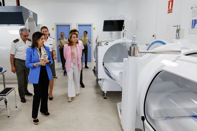 La ministra de Defensa, Margarita Robles, ha visitado el Hospital Central de la Defensa Gómez Ulla’Centro Sanitario de Vida y Esperanza, donde ha inaugurado el complejo hiperbárico recién instalado en el centro.