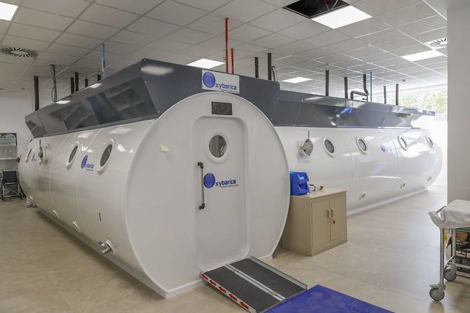 Se compone de dos cámaras hiperbáricas en las que se podrá atender a 30 pacientes sentados y hasta seis camillas, lo que amplía el número de sesiones diarias de 40 a 100 y posiciona a este complejo como el de mayor capacidad en Europa.