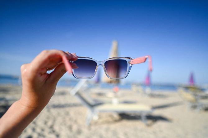 El verano presenta desafíos para las personas con miopía, ya que el 72% experimenta problemas de visión en playas y piscinas. Se recomienda evitar nadar con lentillas y optar por gafas de natación graduadas. La cirugía refractaria es una opción creciente para mejorar la calidad de vida. Además, se aconsejan medidas de protección ocular.