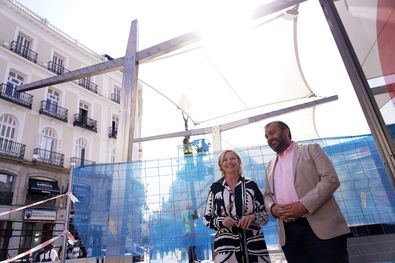 La delegada de Obras y Equipamientos, Paloma García Romero, acompañada del concejal de Centro, Carlos Segura, ha supervisado esta mañana la recta final de la instalación de toldos de sombra en la Puerta del Sol.