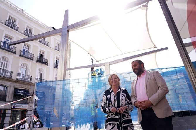 La delegada de Obras y Equipamientos, Paloma García Romero, acompañada del concejal de Centro, Carlos Segura, ha supervisado esta mañana la recta final de la instalación de toldos de sombra en la Puerta del Sol.