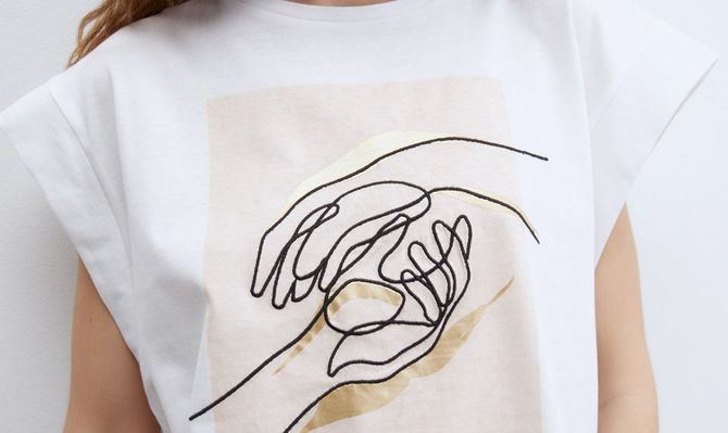 La marca perteneciente a El Corte Inglés, ha diseñado una camiseta solidaria con una imagen bordada que traslada cómo se comunican las personas con sordoceguera y que se ha inspirado en la frase 'Coge mi mano'.