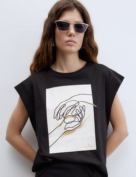 Las prendas se venderán en las tiendas de Sfera y el 100% del beneficio de la venta de cada camiseta se donará a la fundación.