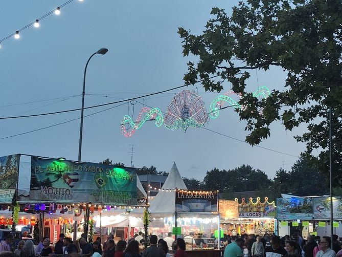 Las celebraciones en San Juan Bautista, San Pascual y Concepción incluyen actividades como conciertos, torneos deportivos, juegos infantiles y exhibiciones. Destacan pasacalles, hogueras de San Juan y un torneo de ajedrez en Concepción. 