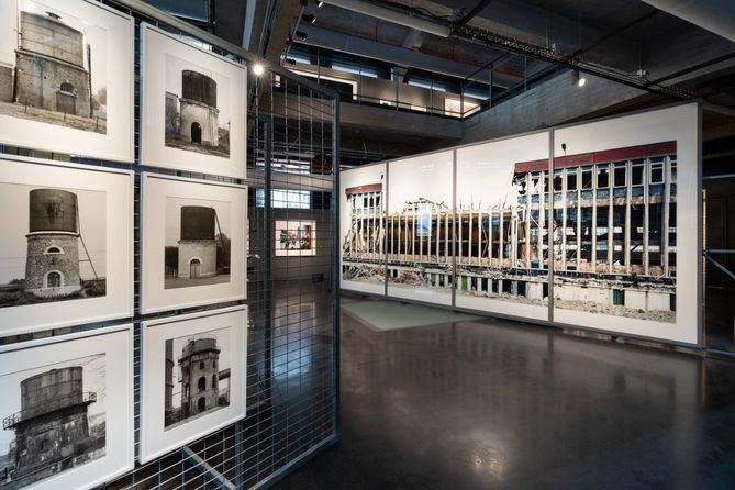 La exposición, organizada juntamente con el Museo Helga de Alvear (Cáceres), incluye obras de autores fundamentales como Eugène Atget, Bernd y Hilla Becher, Thomas Struth, Candida Höfer, Andreas Gursky o Axel Hütte.