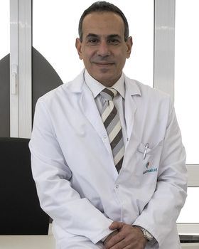 En la imagen, el Dr. Nabil Ragaei Kamel, jefe de Servicio de Oftalmología del Hospital Quirónsalud San José.