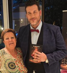 Durante la presentación del libro en su ciudad, Barcelona, Guerrero ha estado arropado con la presencia de amigos, colegas y familiares. En la imagen, posa con su madre.