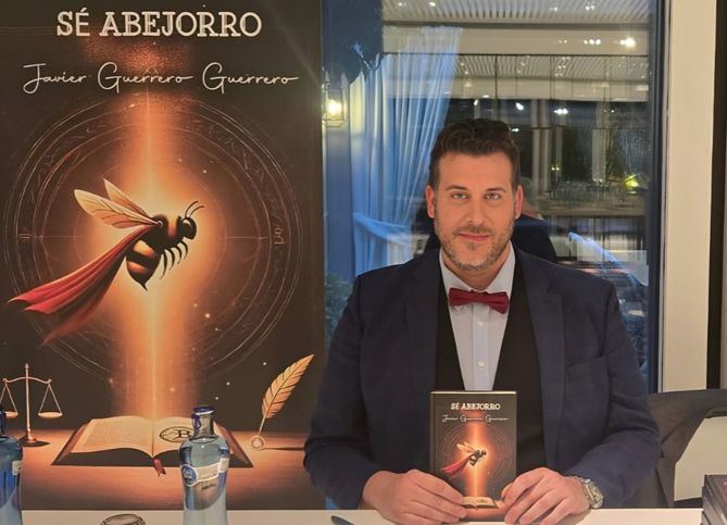El autor, durante el evento, no dudó en asegurar que poder presentar su libro en su ciudad era 'único y muy especial' y agradeció su presencia a todos los asistentes.