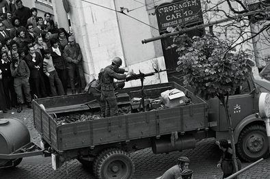 El Ateneo de Madrid acoge, del 18 de junio al 16 de julio, enmarcada en la Sección Oficial festival PHotoESPAÑA 2025, una exposición que recorre los primeros años de la democracia portuguesa a través de la lente del reconocido fotoperiodista Rui Ochoa.